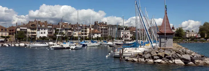 Sailboats and a jetty in a lakeside marina